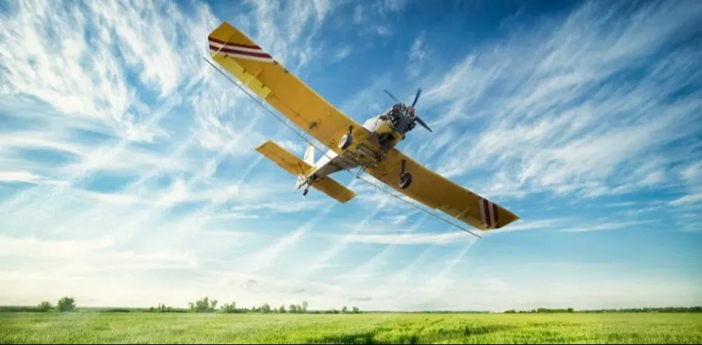 Los herbicidas que contienen glifosato pueden ser utilizados en grandes extensiones mediante aspersión y rociado con avionetas