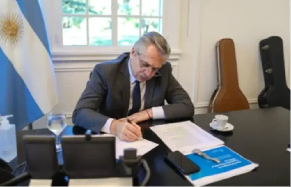 Alberto Fernández durante la firma del decreto.