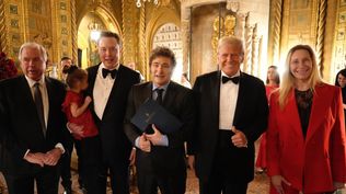 El canciller Gerardo Werthein, el empresario Elon Musk, el presidente argentino Javier Milei, el presidente electo de los Estados Unidos Donald Trump y la secretaria general de la Presidencia Karina Milei