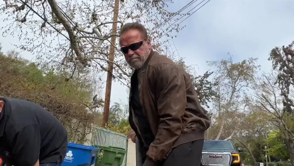 Arnold Schwarzenegger arregló un bache de la calle cerca de su casa