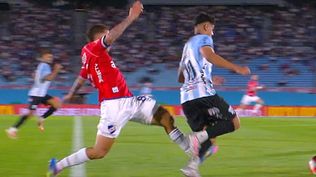 Christian Oliva de Nacional se salvó de la tarjeta roja por esta falta de atrás sobre Matías Ocampo de Cerro por el Torneo Clausura