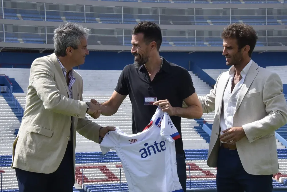 27 de diciembre de 2018: Decurnex le da la bienvenida a Eduardo Domínguez para la temporada 2019 y se queda solo dos meses y medio