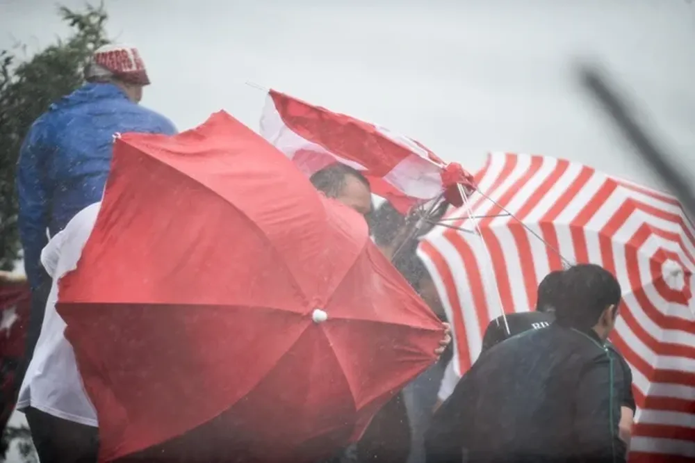 Domingo 30. Tormenta durante el partido de River contra Rentistas.