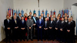 El presidente Javier Milei junto a los gobernadores en la Casa Histórica de Tucumán, tras la firma de Pacto de Mayo