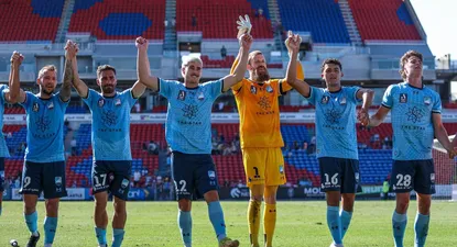 Los futbolistas de Sydney FC celebran la primera victoria del año; el de amarillo es el arquero Redmayne, quien eliminó a Perú del Mundial Qatar 2022 con la selección australiana