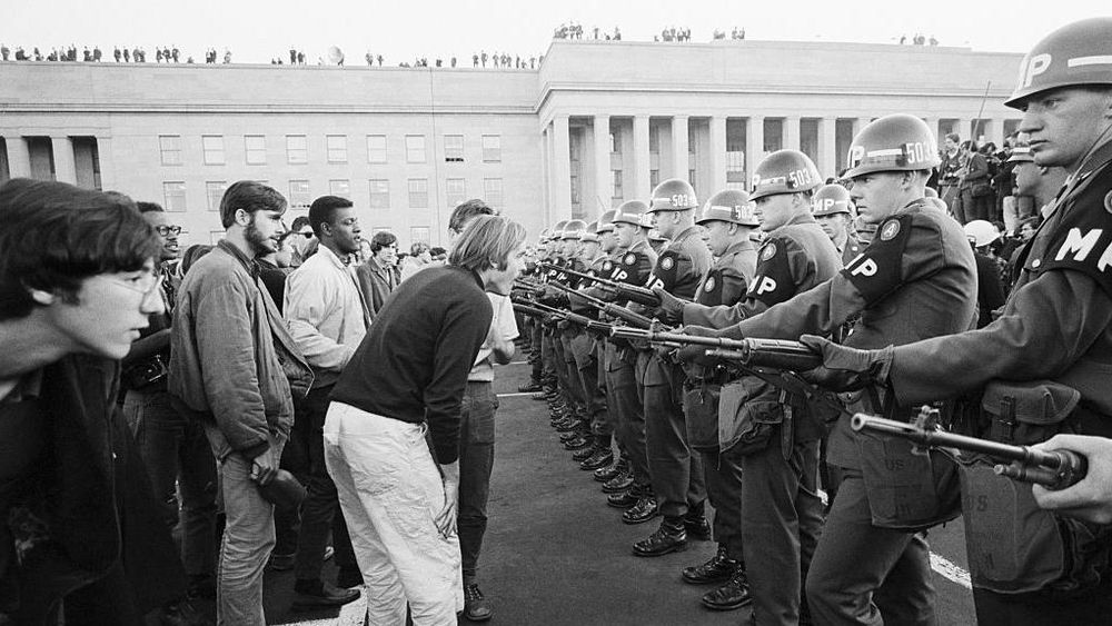 Nixon enfrentaba violentas protestas universitarias contra la guerra en Vietnam.