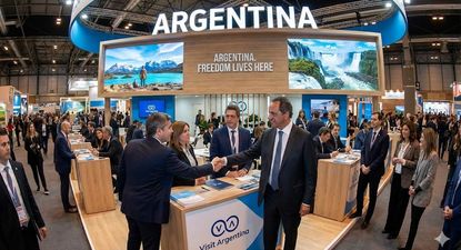 El secretario de Turismo Daniel Scioli, en el stand de Argentina en Fitur Madrid.