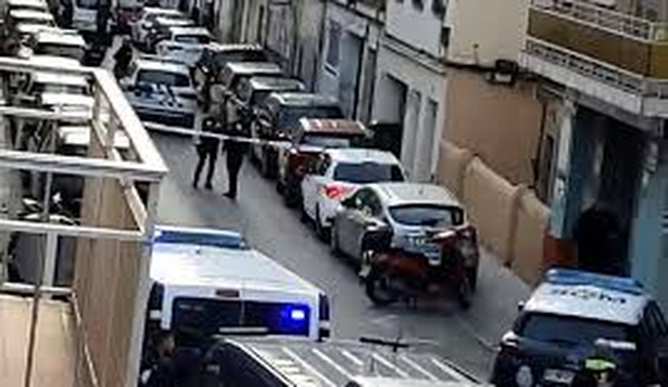 Operativo policial en el domicilio del atacante.