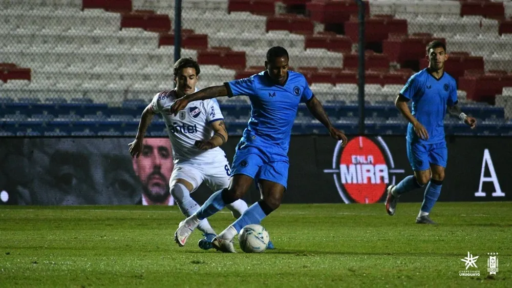 Santiago Martínez escapa de Gabriel Neves