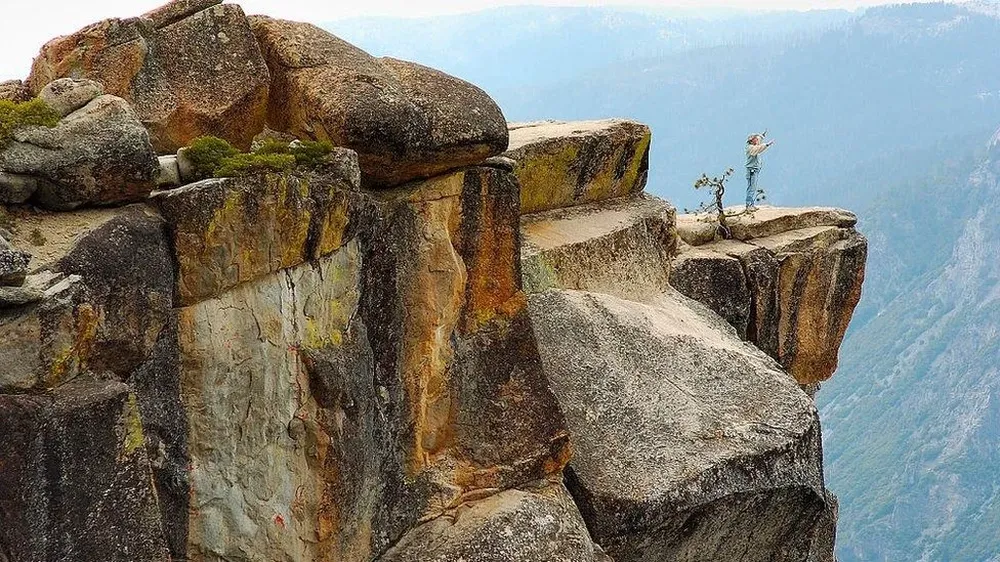 El punto Taft es un famoso mirador en el Parque Nacional Yosemite en EE.UU. Ubicado a unos 900 metros de altura, se ha convertido en un lugar para pedir casamiento