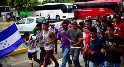 diez dias, 800 kilometros y una caravana que enfurece a trump