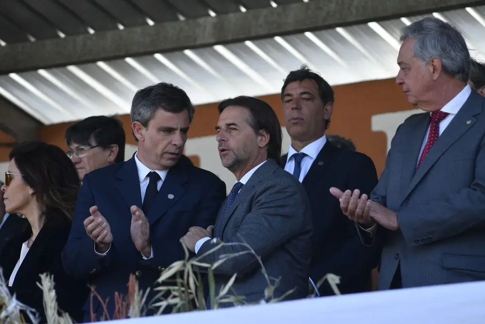 Cortabarría, Lacalle Pou y Mattos, en el Palco Oficial de la Rural del Prado.