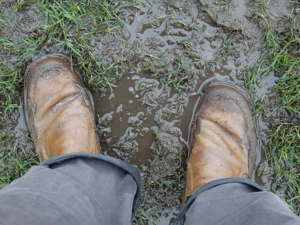 Una foto muy esperada: botas embarradas luego del regreso de las lluvias.