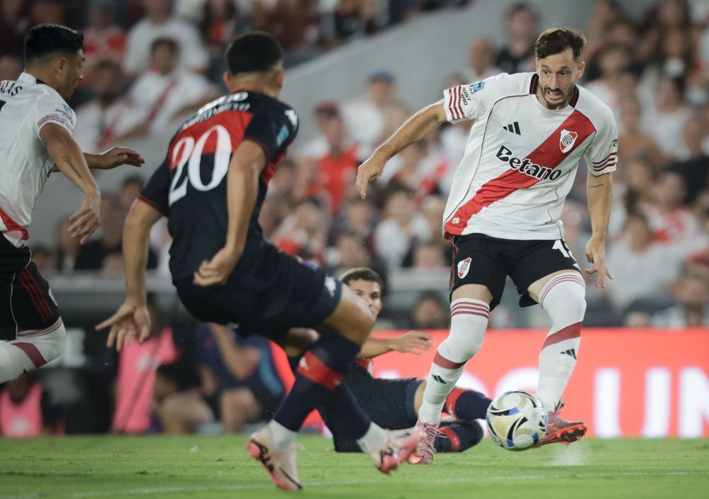 Matías Viña en el partido entre River Plate y Tigre