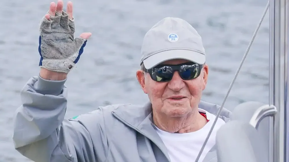 El rey emérito Juan Carlos I durante su última visita a Sanxenxo.