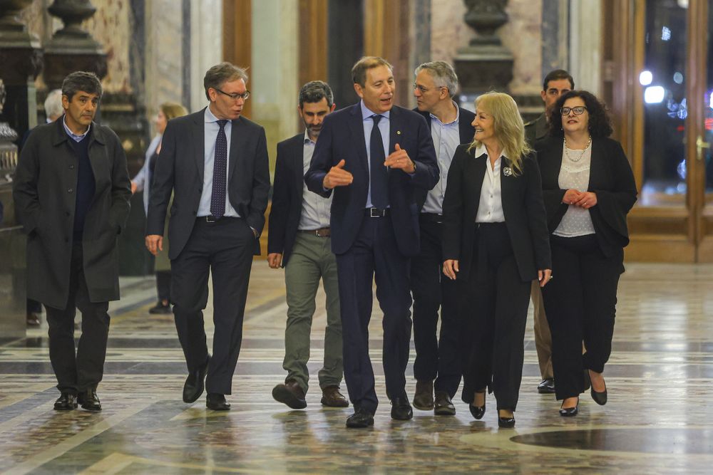 El ministro de Economía Gabriel Oddone junto al equipo económico del gobierno, presentó el 31 de agosto el proyecto de Presupuesto a la presidenta de la Asamblea General