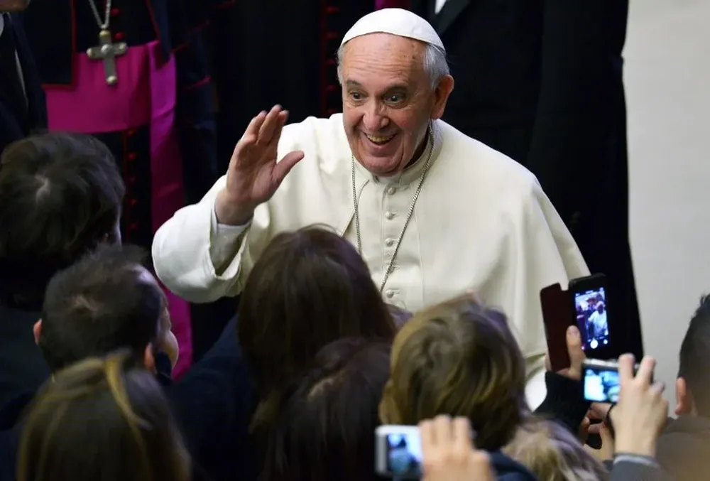 El papa Francisco saluda a la delegación de la RAI