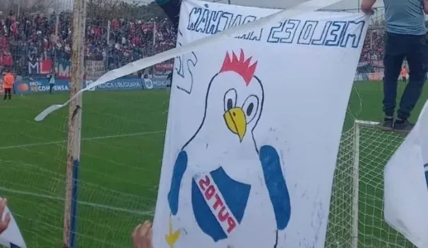 Bandera de gallina desplegada por hinchas de Cerro Largo en la partido contra Nacional
