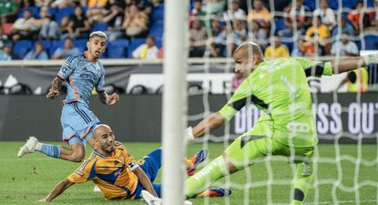 Santiago Rodríguez de New York patea un balón para convertirlo en gol este martes