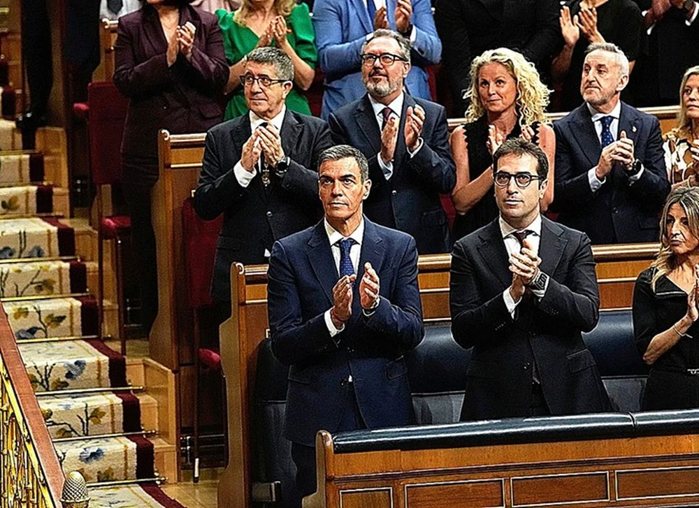 El presidente Pedro Sánchez, el vicepresidente Carlos Cuerpo y diputados socialistas, en el Congreso.