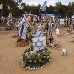 Un soldado israelí visita una instalación en honor a los que fueron asesinados y secuestrados en el festival de música Supernova durante los ataques del 7 de octubre