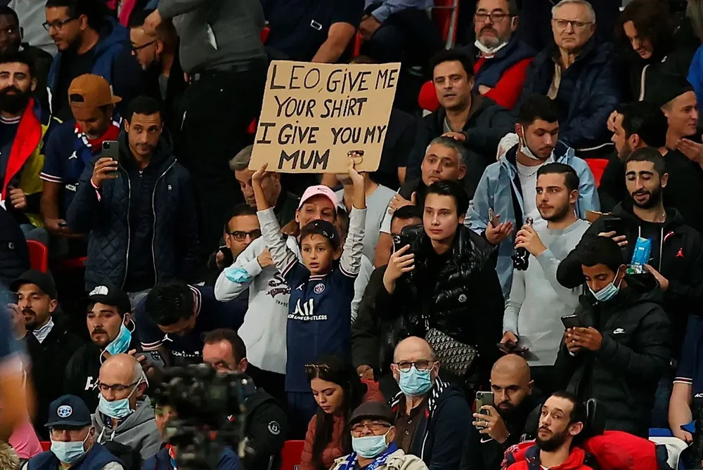 El niño en la tribuna