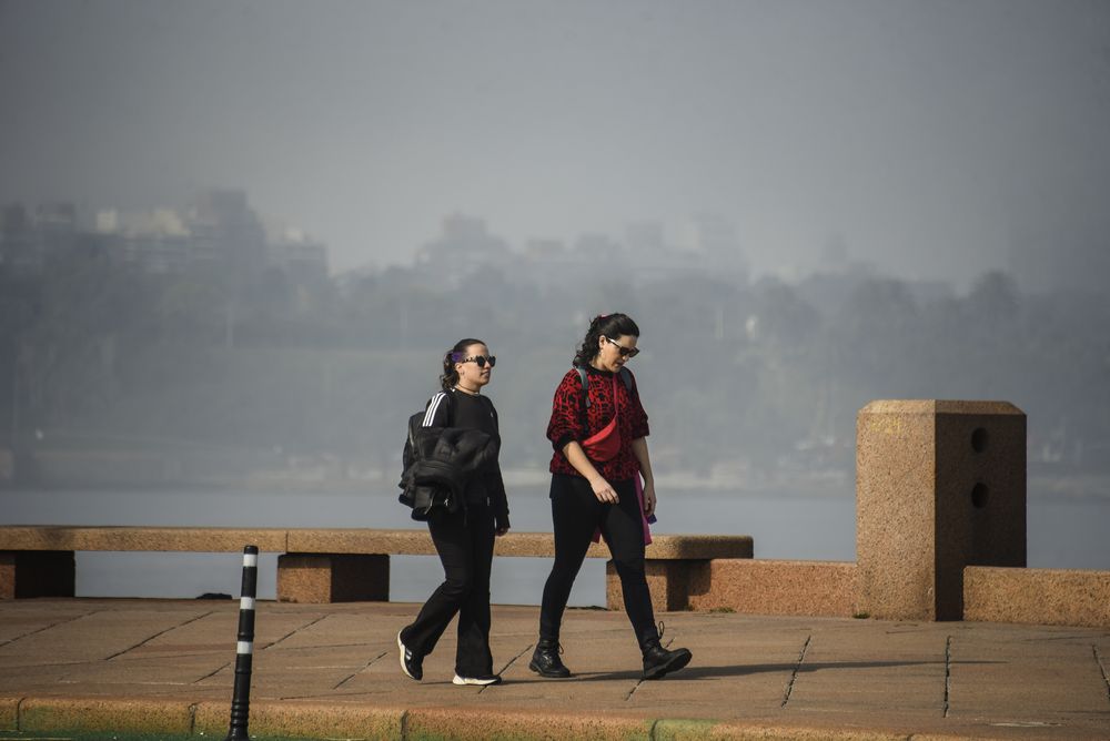 20240723 Invierno, niebla, estado del tiempo. Mujeres caminando en la rambla. IG