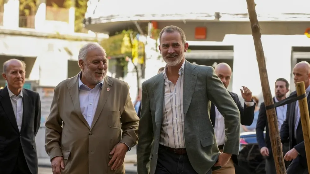 El Rey Felipe VI junto a López-Linares en la entrada del Cine Paz