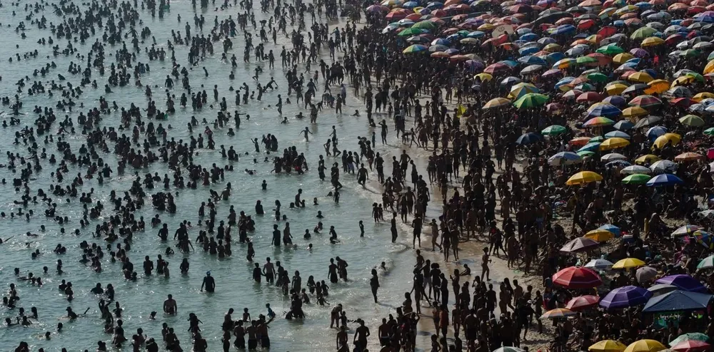 Una multitud se acercó a las playas de Copacabana e Ipanema para refrescarse