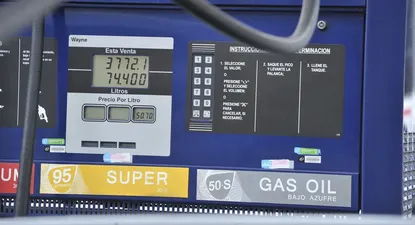 Informe técnico pauta baja de combustibles para enero; gobierno define el jueves