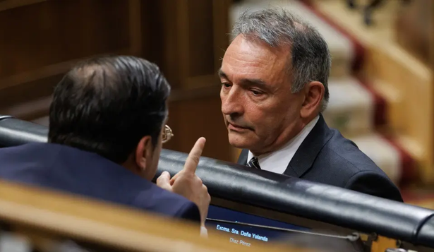 El diputado de Sumar e IU, Enrique Santiago, habla con el ministro de Exteriores, José Manuel Albares en el Congreso. EUROPA PRESS