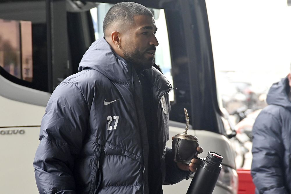 El jugador de la selección uruguaya Rodrigo Aguirre, se prepara para viajar a Chile este lunes, en Montevideo
