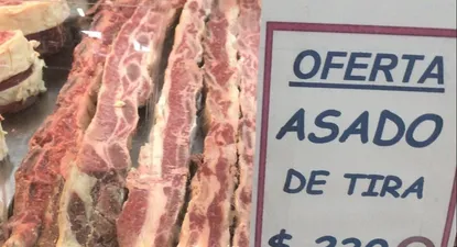 El gobierno extendió el beneficio que quita el IVA al asado por un mes más.