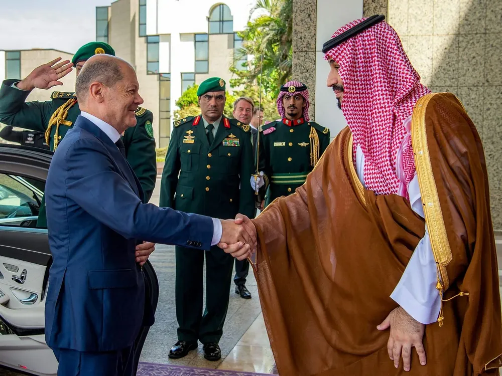 El canciller alemán Olaf Scholz visita Arabia Saudita.