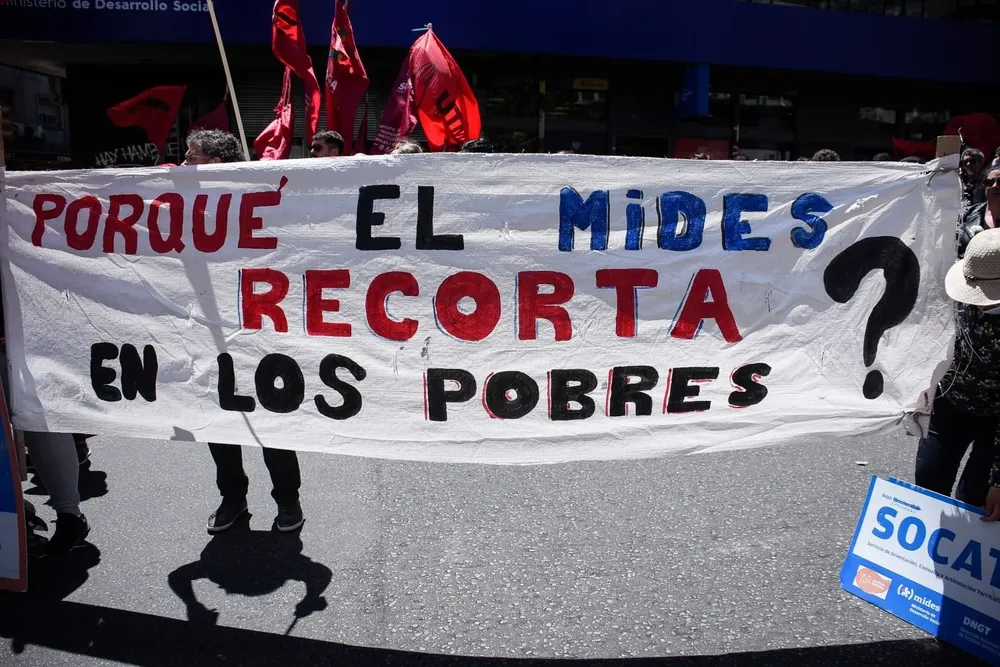 Es difícil explicar a quienes sufren urgencias o angustias que esos repartos tienen efectos nocivos que los obligarán a seguir mendigando y padeciendo todavía en mayor escala.