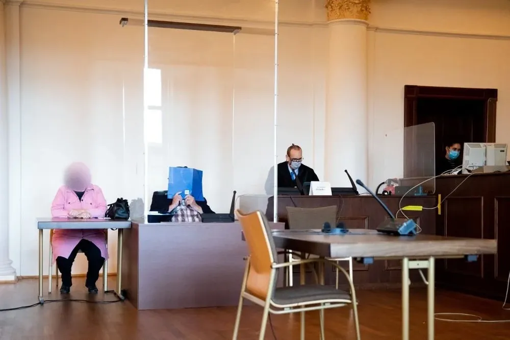 Bruno Dey, exguardia de la SS, se sienta al lado de su abogado y su hija mientras espera que comience el juicio en su contra