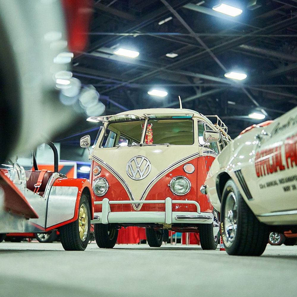 Explora los mejores automóviles en el Miami International Auto Show, desde antigüedades hasta los últimos modelos.