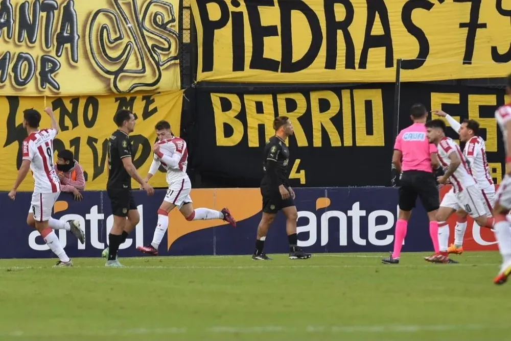 Uno de los festejos de Faustino Barone ante Peñarol