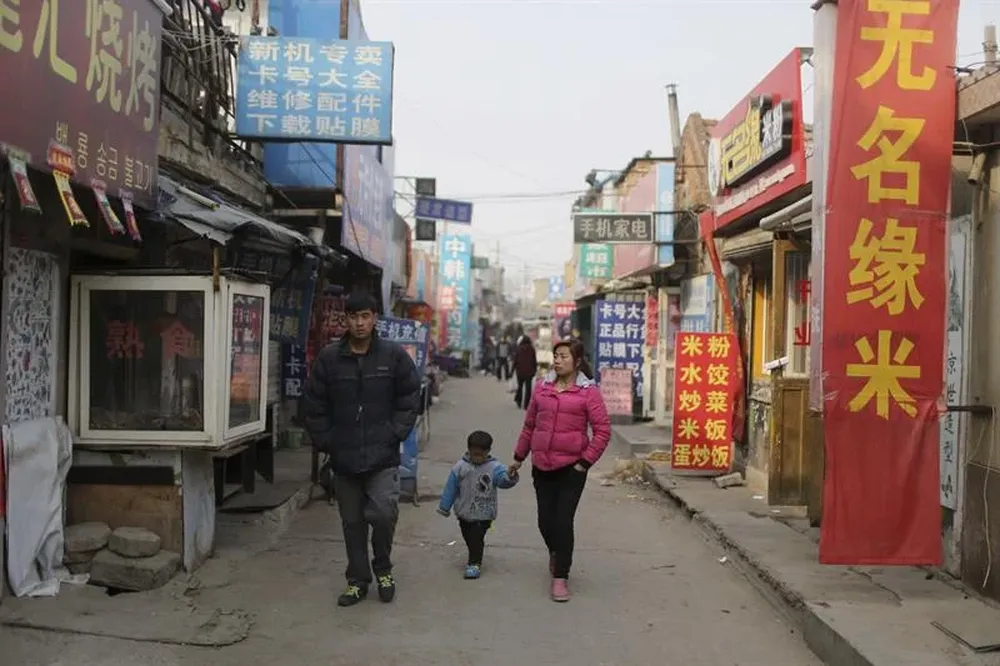 China- Una familia china procedente de zonas rurales camina por la ciudad de Quingdao
