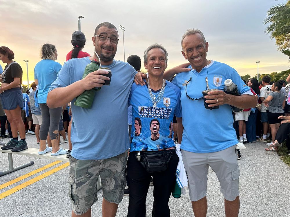 Hinchas uruguayos en Palm Beach esperando a la selección uruguaya