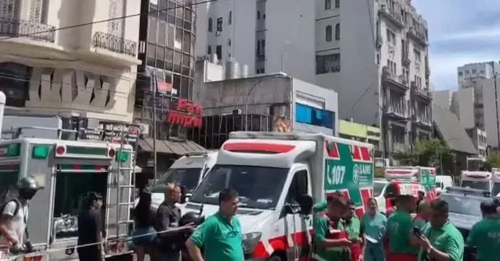 Balvanera: al menos tres niños y su madre atrapados en un balcón por incendio del edificio