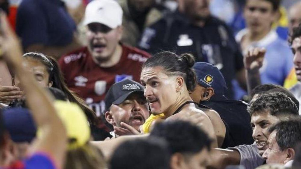 Darwin Núñez saltó a la tribuna donde se mezcló en el altercado.