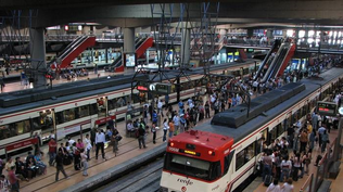 Los sindicatos de trenes convocan siete días de huelga en Renfe y Adif por el traspaso de Rodalies