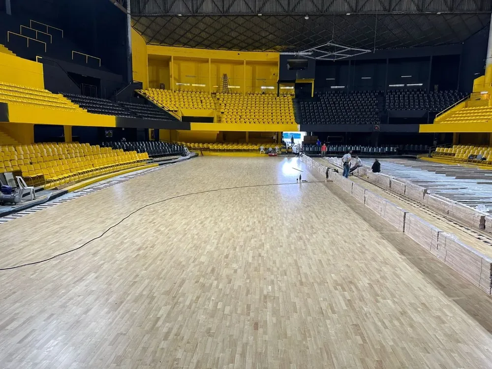 El flamante piso del Palacio Cr. Gastón Guelfi ya va tomando color