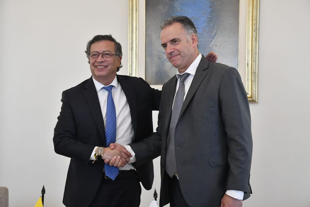 El presidente de Colombia, Gustavo Petro, con el presidente electo de Uruguay, Yamandú Orsi