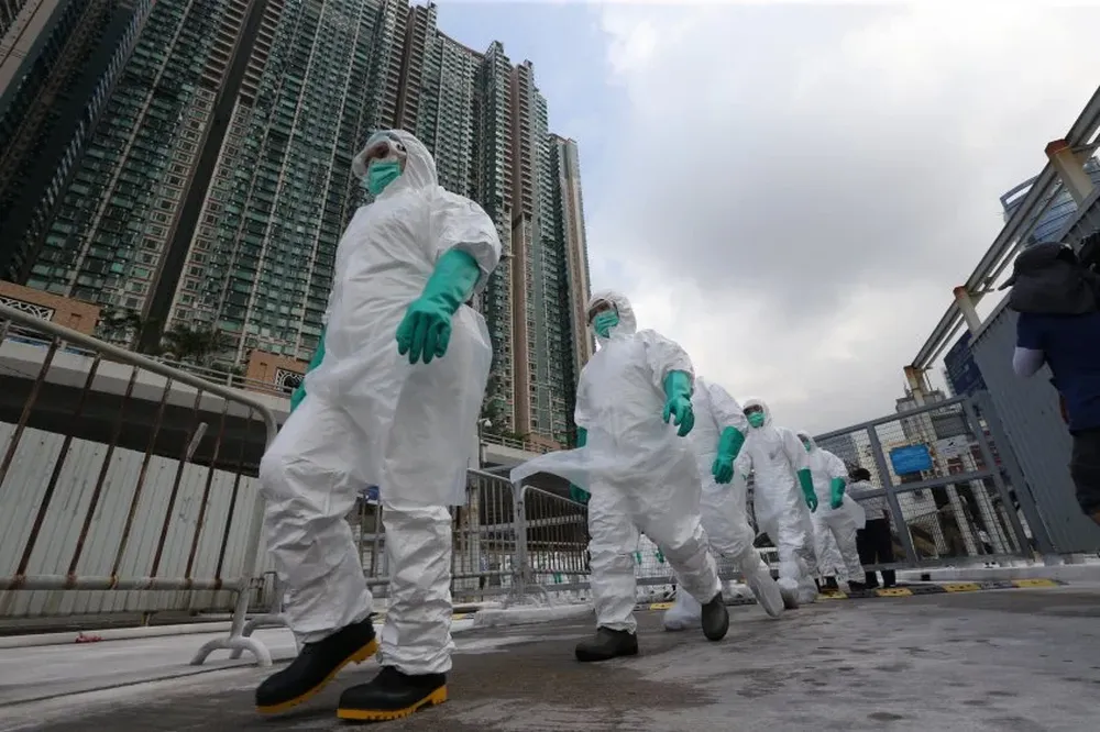 Trabajadores en un mercado de venta por mayor en China
