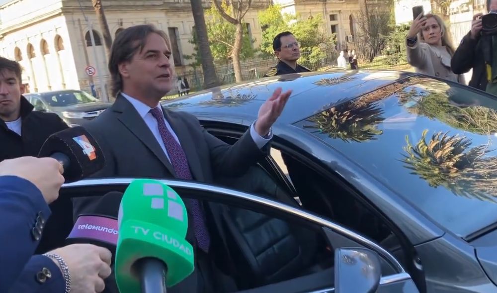 El momento en el que Luis Lacalle Pou subía al auto mientras era increpado