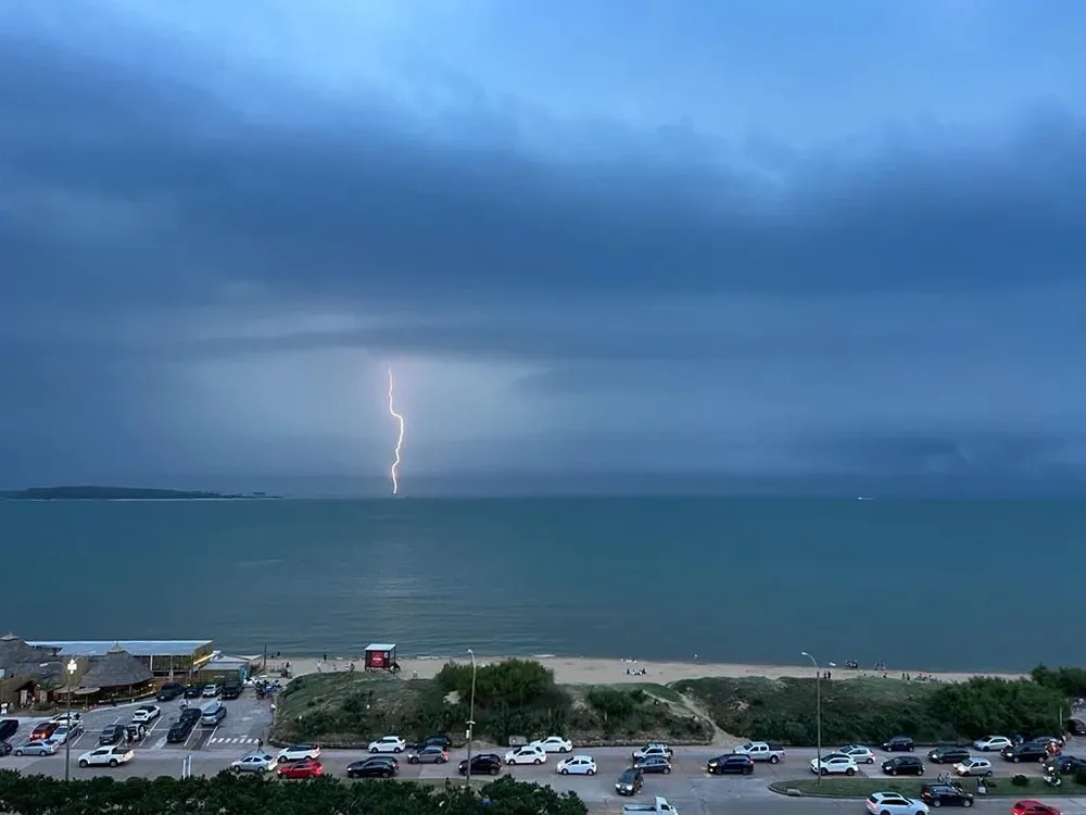 Foto de archivo. Tormenta eléctrica sobre el horizonte, en Punta del Este