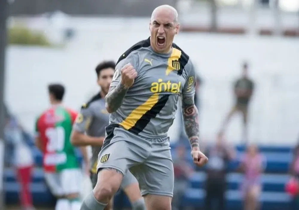 Ariel Nahuelpan celebra y Peñarol suma de a tres puntos