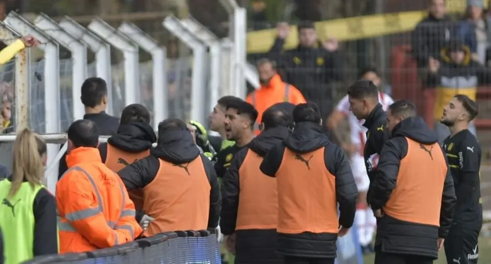 Ramón Arias fue hasta el banco de Peñarol para tratar de apaciguar a los hinchas que patearon la chapa del banco de suplentes